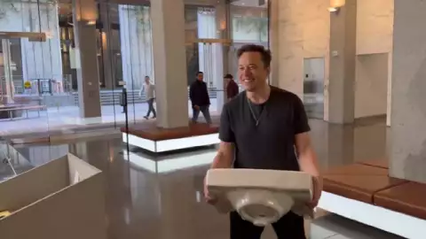 Elon Musk llega a la sede de Twitter con un lavamanos