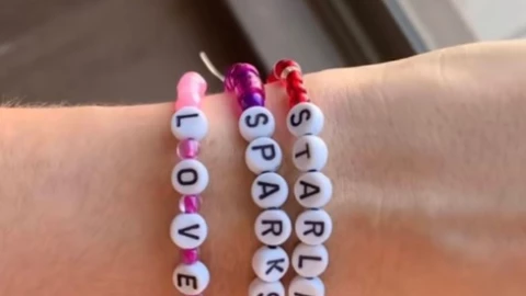 ¡TODO LISTO! Abuelitos hacen friendship bracelets para Taylor Swift en México 2023