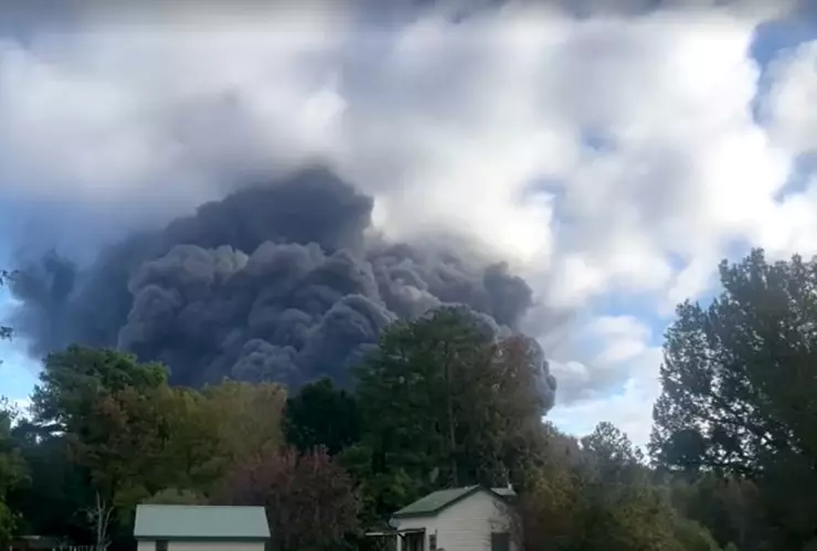Incendio en planta química provoca evacuaciones en Texas