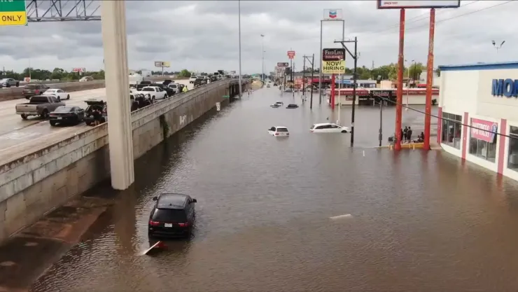 Una calle de Houston, Texas, está inundada y los autos no pueden pasar o se han quedado atascados.