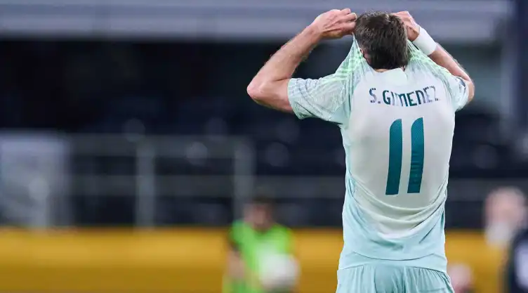Santiago Gimenez es el mejor futbolista mexicano en la actualidad, según la IA