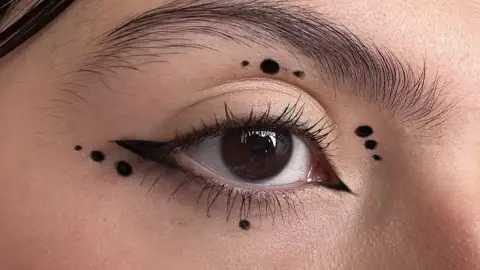 El delineado de puntos es ideal para un look más moderno y estilizado