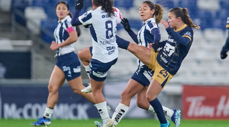 Laura Herrera con Pumas vs Rayadas