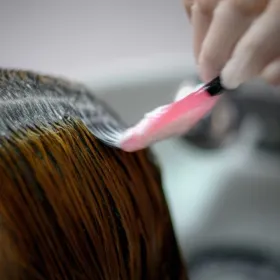 3 tintes de cabello chocolate para enmarcar las facciones y definir la mirada.jpg