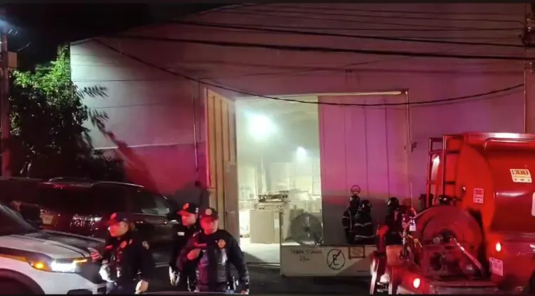 Mientras dormía: Explosión por gas e incendio en la Romero Rubio.