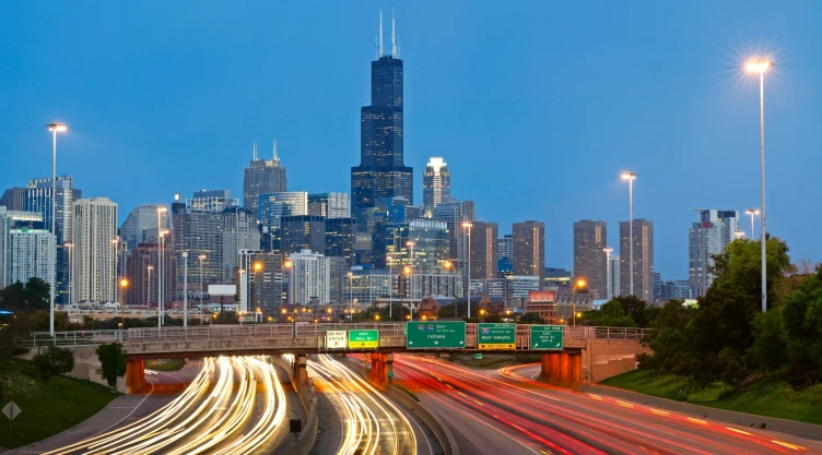 Autos circulando en una autopista de Illinois