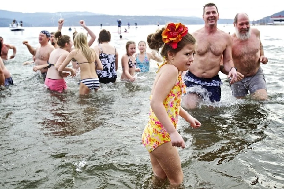 Niña en el río congelado