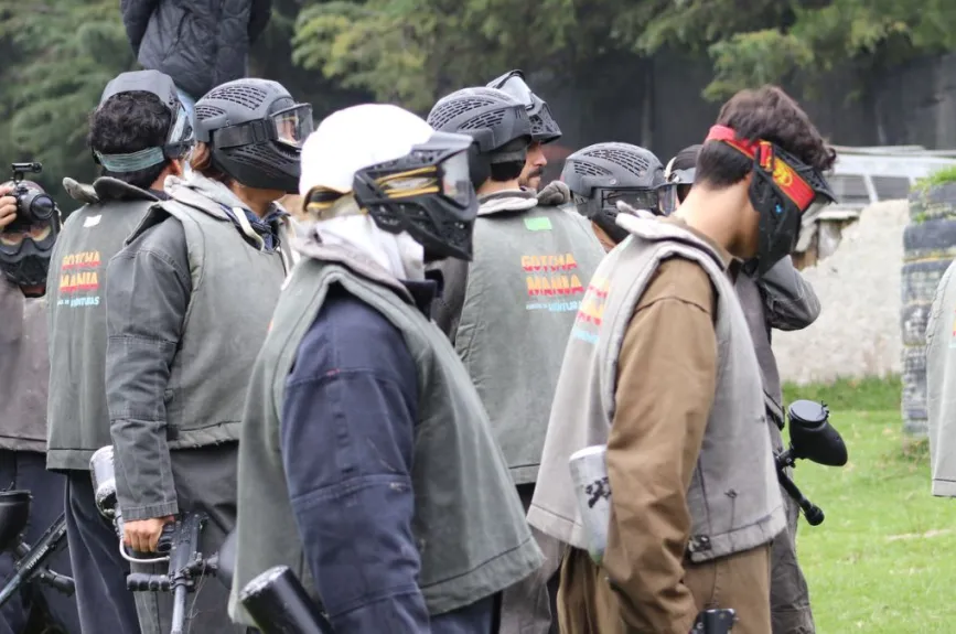 La salida al gotcha se convirtió en una mezcla perfecta de ejercicio físico y distracción. Los alumnos, vestidos con sus trajes de batalla, se sumergieron en una jornada que no solo les permitió recargar energías, sino también fortalecer el espíritu de equipo.