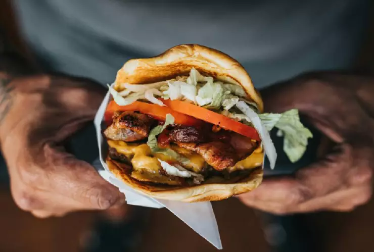 Cómo comer correctamente una hamburguesa