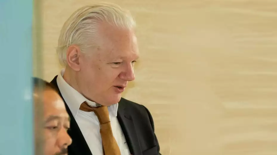 Julian Assange en una corte federal de EU en las Islas Marianas del Norte.