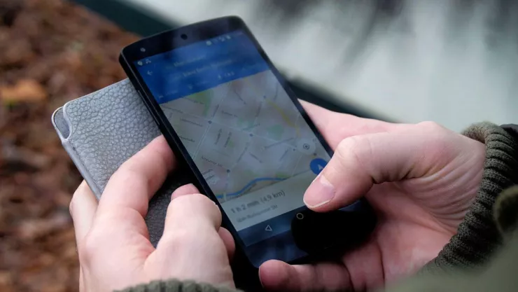 Teléfono celular con la aplicación de Google Maps