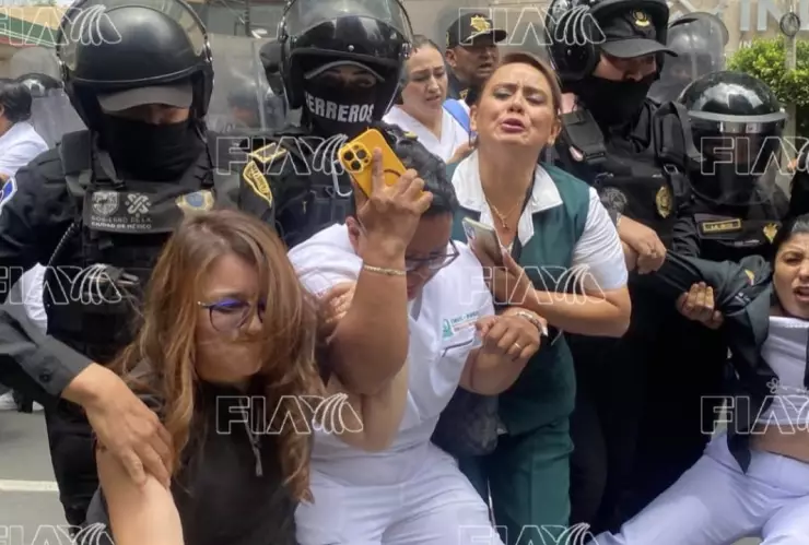 Conato de bronca entre granaderos y trabajadores del IMSS-Bienestar. Enfermeras afectadas.