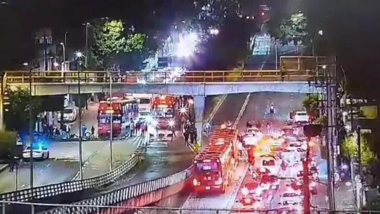 Cierran Eje 3 Oriente en zona de Coapa; vecinos exigen realizar celebraciones por el Día de la Virgen de Guadalupe