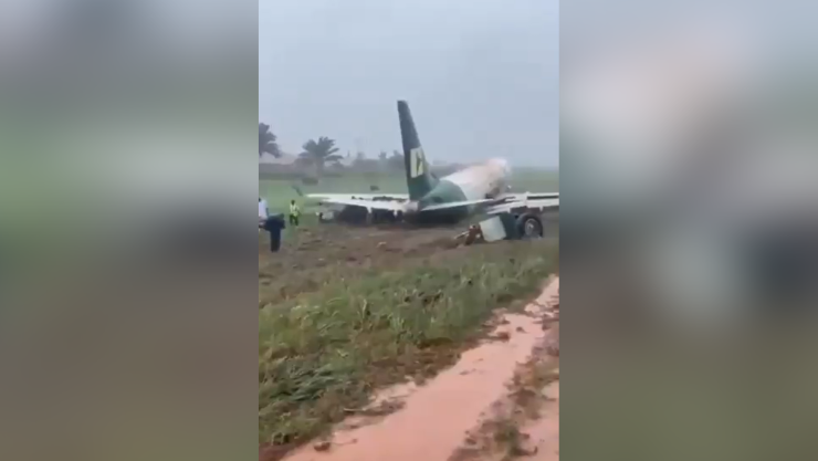 Avión se sale de la pista tras aterrizar en Nigeria