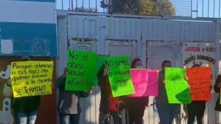 Padres y madres de familia del kínder “Miguel Domínguez”, del municipio de Valle de Chalco en el Estado de México, se manifestaron frente al plantel.