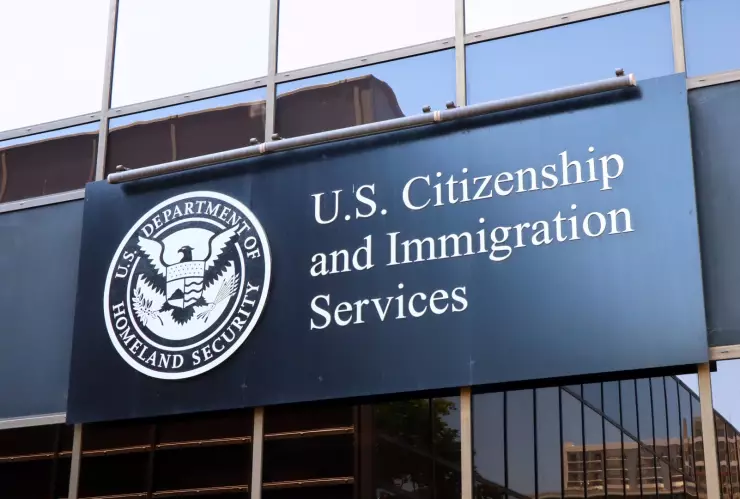 Fachada con el cartel de una oficina del USCIS.