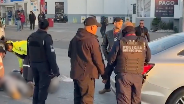 Aparatoso accidente deja dos heridos en la Diagonal Defensores de la República hoy viernes
