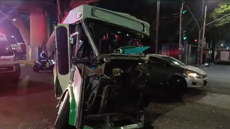 CDMX: Microbús termina destrozado y acaba prensado tras chocar contra un tráiler en Tláhuac