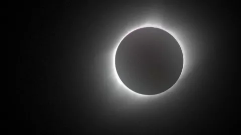 Casa oscura para ver el eclipse solar total de 2024.jpg