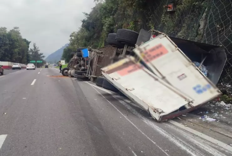 Tráiler volcó en accidente sobre la autopista Puebla-Córdoba hoy: Hay cierre vial
