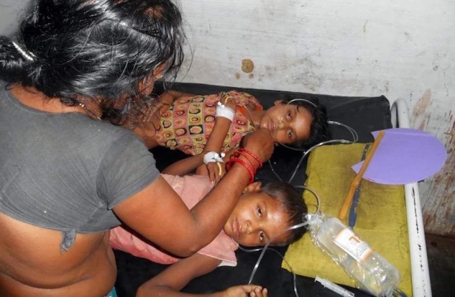 Niñas reciben tratamiento en un hospital de la India tras comer alimentos contaminados con pesticida en una escuela en el distrito Chhapra de Bihar
