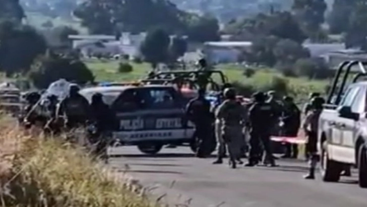 FGE investiga restos humanos abandonados en carretera entre los límites de Tlaxcala y Puebla. En la imagen se observa el operativo de la Policía Municipal y del Ejército Mexicano.