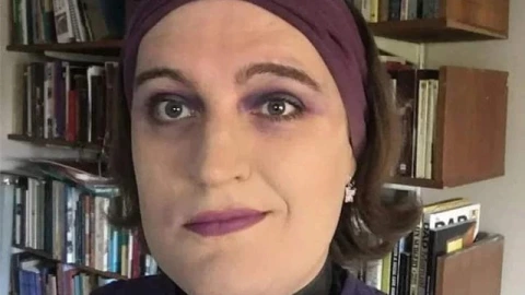 sacerdote no binario en iglesia catolica