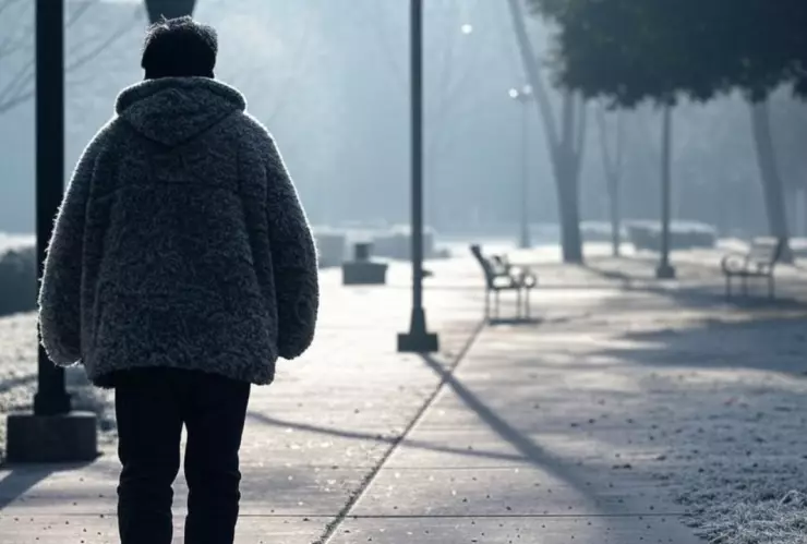 Imagen generada con inteligencia artificial de un hombre con un abrigo caminando por las calles de la CDMX.