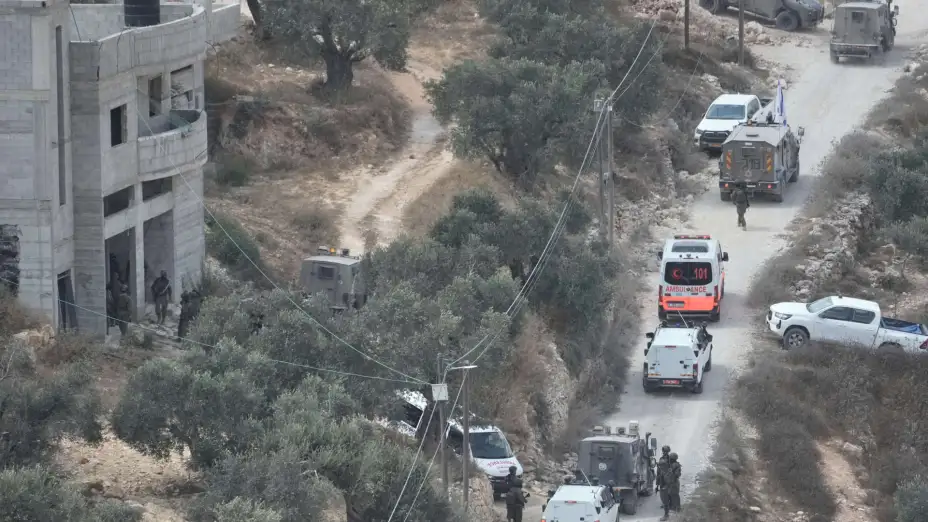 Soldados israelíes aseguran un edificio en construcción en Cisjordania.