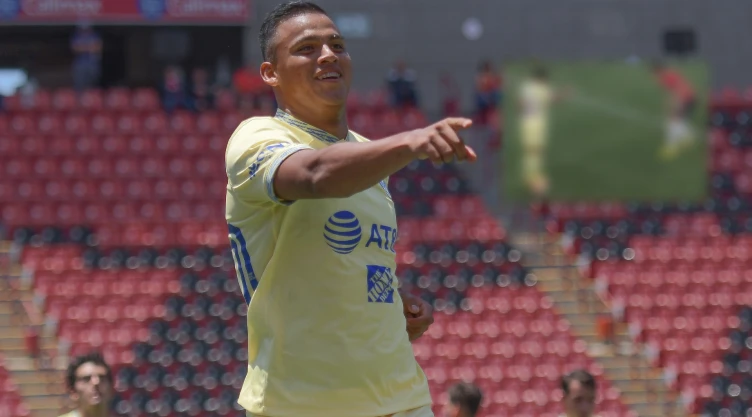 Mozumbito Martínez jugando en el América vs Chivas de Liga MX