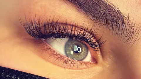 Las pestañas postizas son un riesgo para los ojos