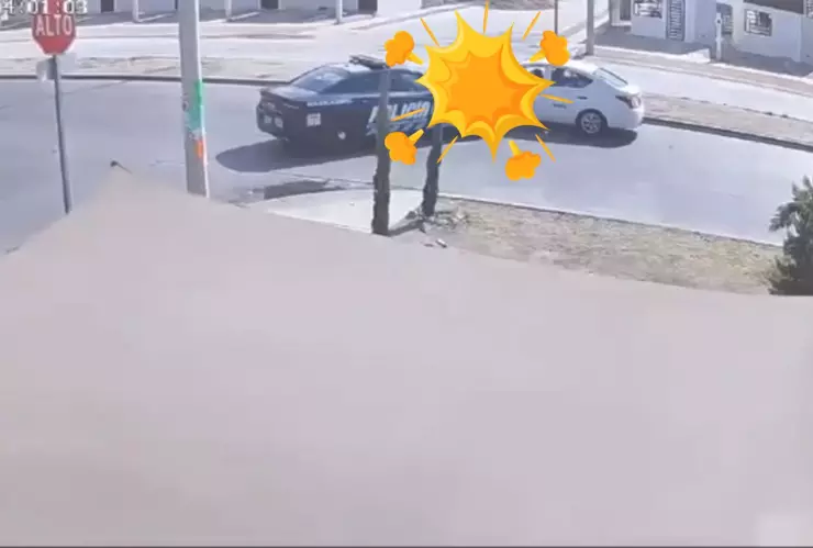 Auto de la Policía sufre accidente contra un taxi en Aguascalientes y se hace viral (VIDEO)