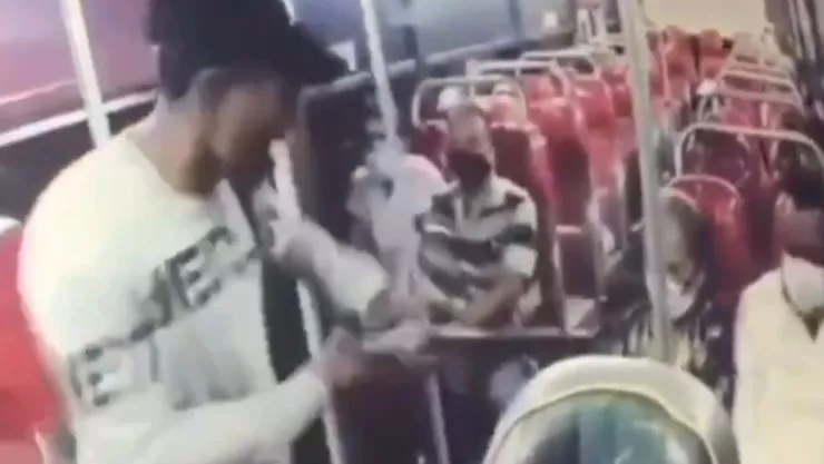 Asalto de autobús termina con una mujer fallecida