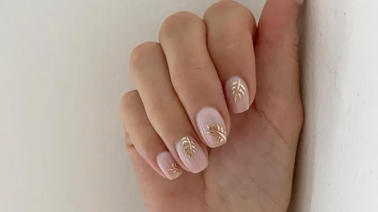 uñas doradas para mujeres de 50 y 60 años
