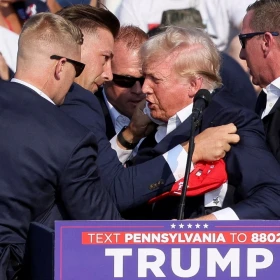 Imagen de Donald Trump protegido por agentes del Servicio Secreto tras su atentado en Butler, Pensilvania, el 13 de julio de 2024.