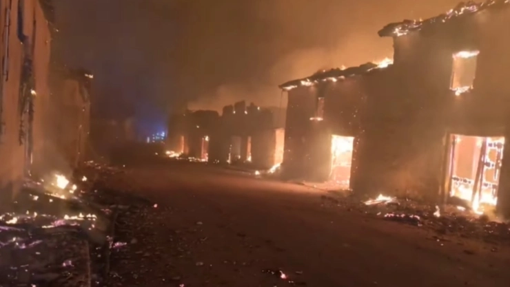 Un incendio destruyó Palacios de Jamuz en León, dejando 300 sin hogar y 2,600 evacuados. Testimonio impactante de un rescatista.