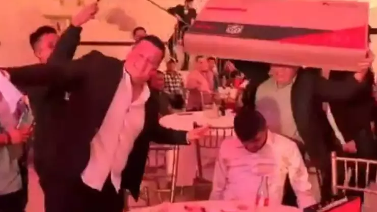 VIDEO_ Empleado borracho se gana pantalla en la rifa del trabajo y no se entera