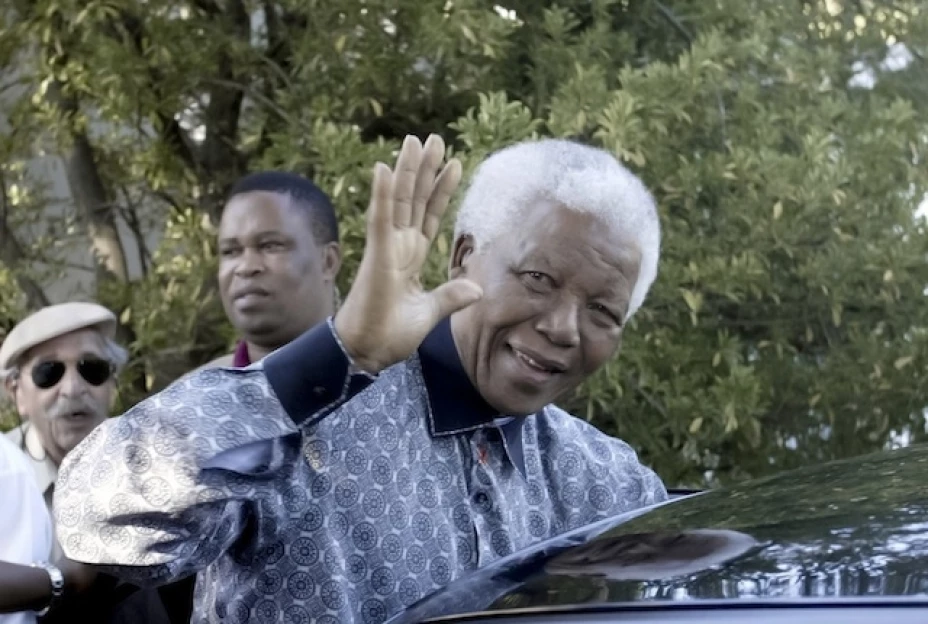 Nelson Mandela salió del hospital esta mañana, pero no descarta un reingreso