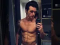 Drake Bell foto en espejo.jpg