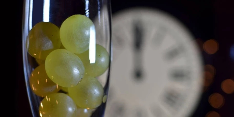 uvas copa reloj año nuevo