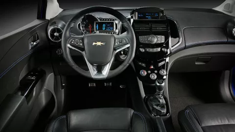 El interior de un Chevrolet Aveo, uno de los carros que conduce Álvaro Fidalgo