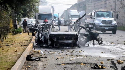Explota taxi con pirotecnia en la carretera México–Toluca.