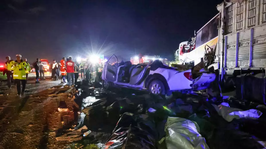 Escena tras una colisión de vehículos en Turquía.