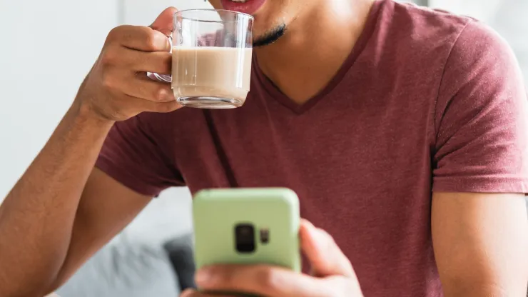 Hombre viendo el celular