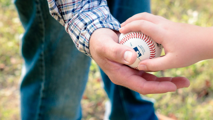 Padre e hijo jugando al beisbol.