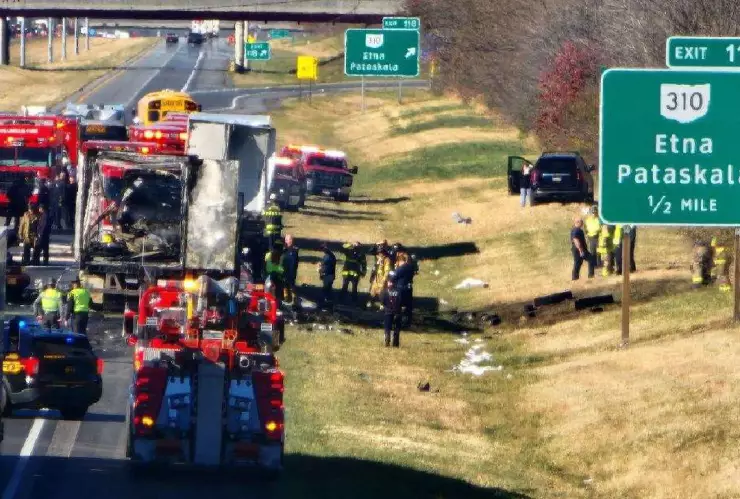 Tres muertos y 15 heridos tras accidente de autobús escolar en Ohio, EUA