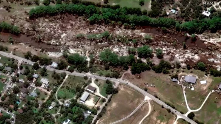Imagen satelital del después de las inundaciones en Texas: sin construcciones ni árboles.