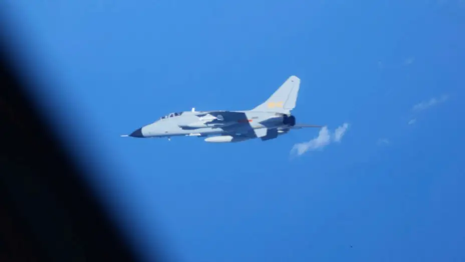Cazabombardero chino JH-7 cerca de un avión YS-11EB de Japón.