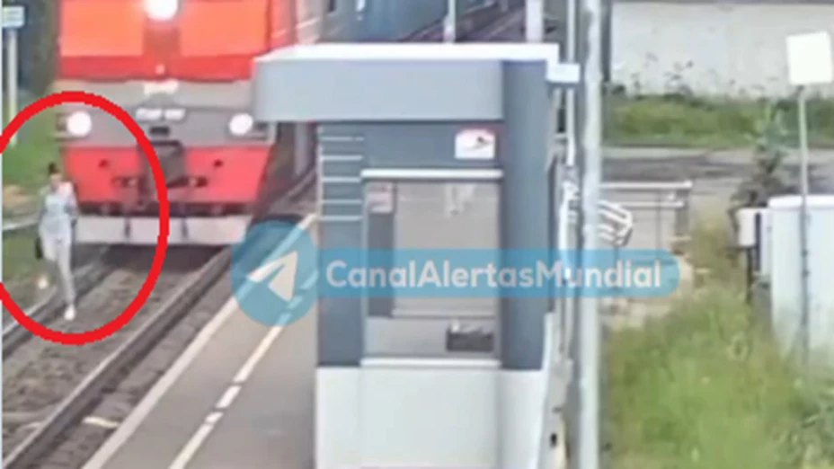 Mujer MUERE tras ser arrollada por el tren; caminaba sobre la vía