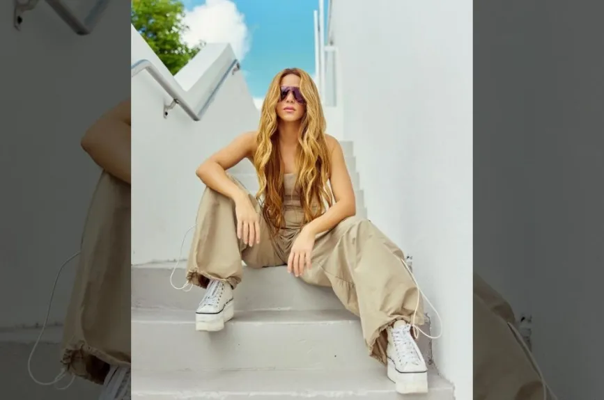 Shakira sentada.jpg